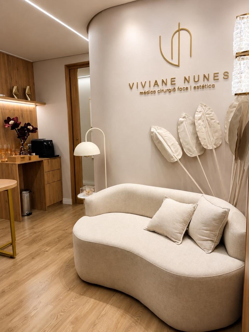 Recepção da clínica Viviane Nunes em Santo André — espaço acolhedor com identidade da marca