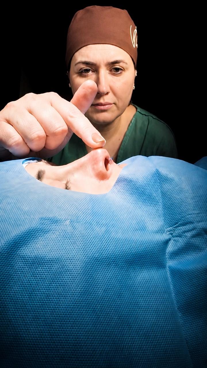 Dra. Viviane Nunes avaliando estrutura nasal durante cirurgia